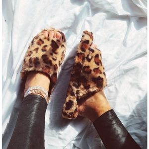 🆕️Comfy Collection// Leopard fur slides